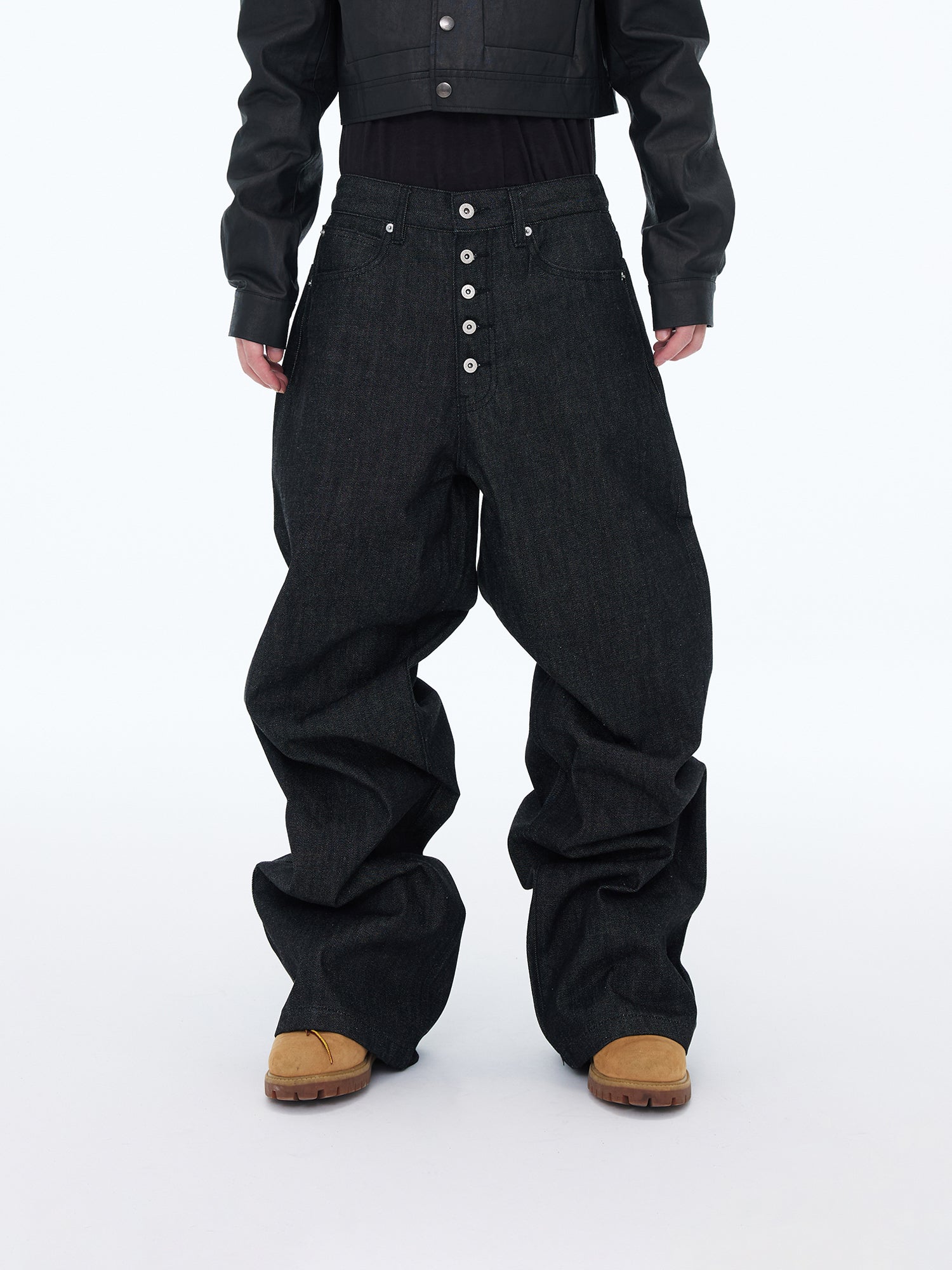 Jeans larghi con patta e bottoni
