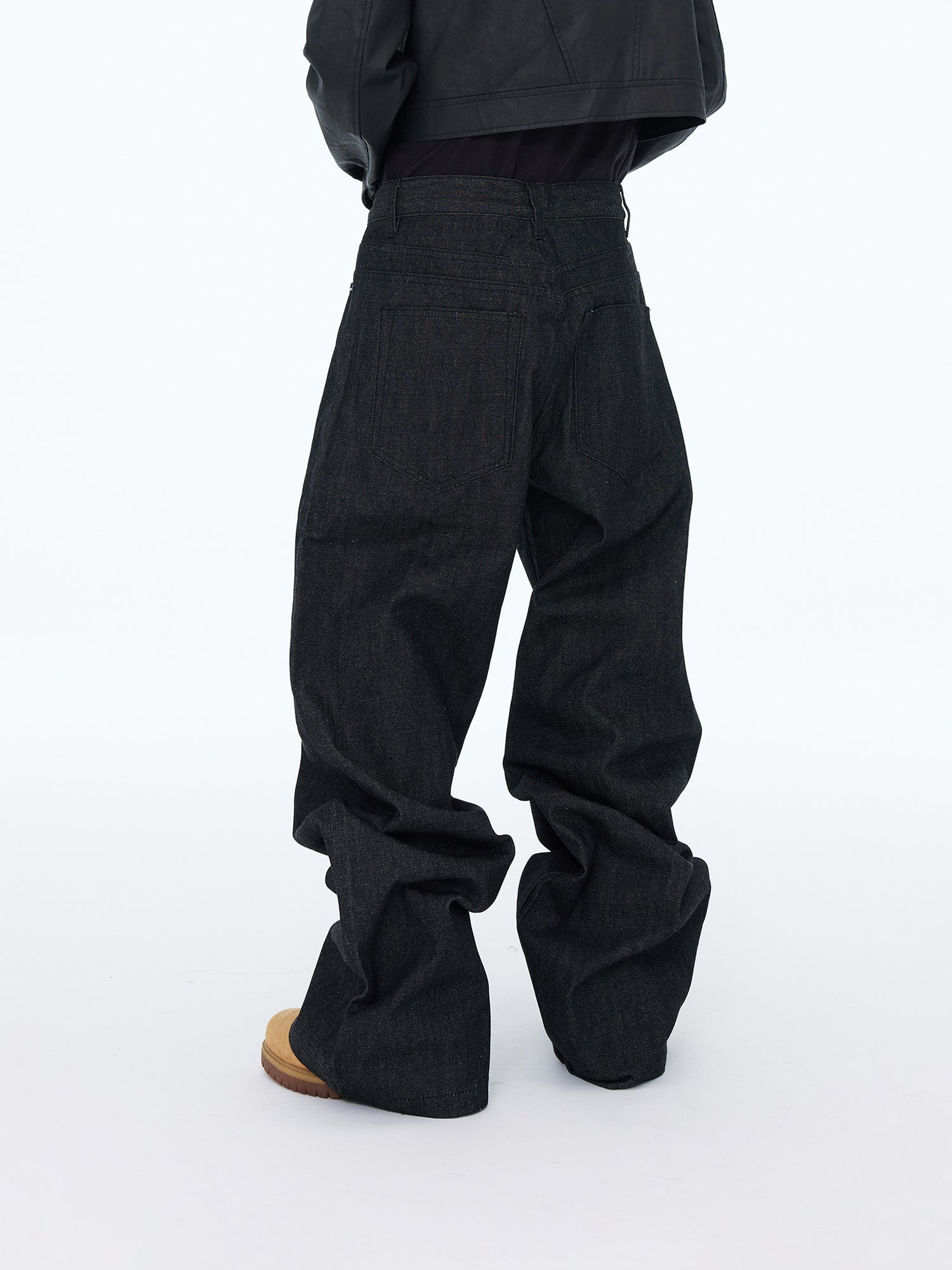 Jeans larghi con patta e bottoni