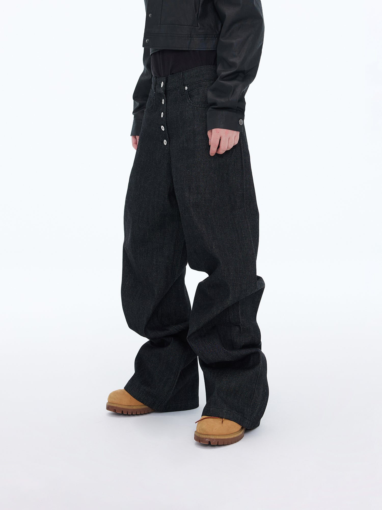 Jeans larghi con patta e bottoni