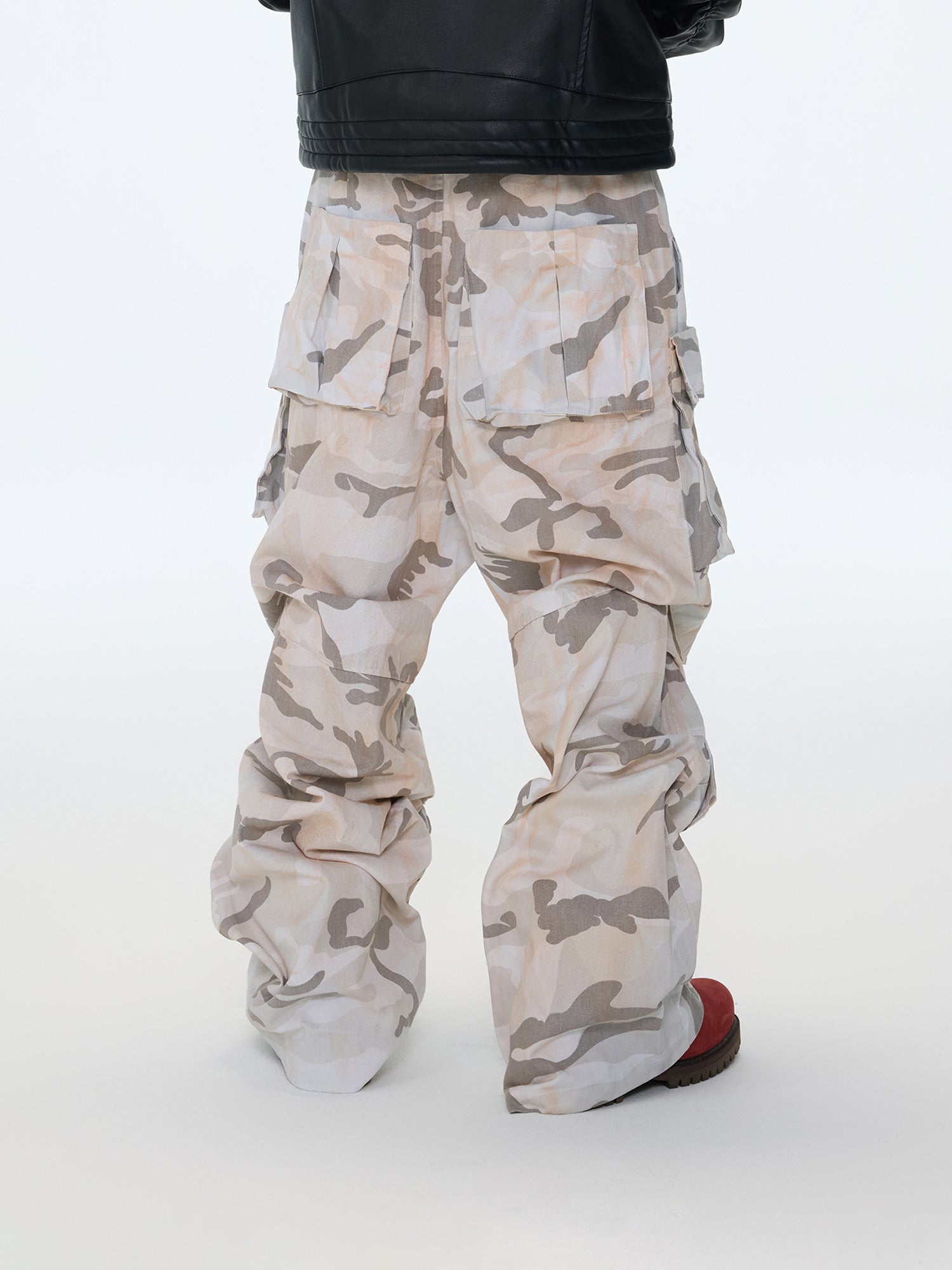 Pantaloni cargo mimetici color sabbia