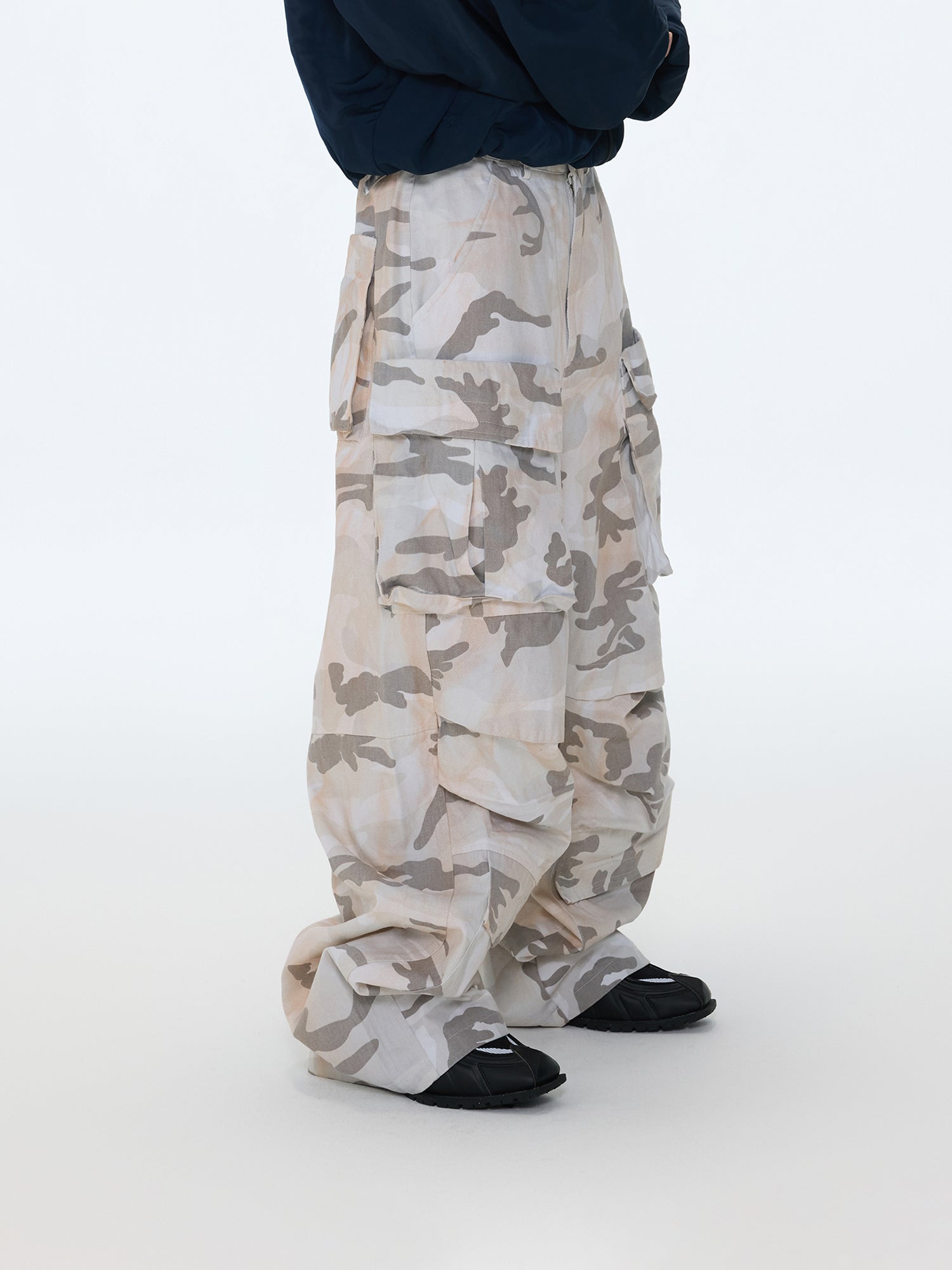 Pantaloni cargo mimetici color sabbia