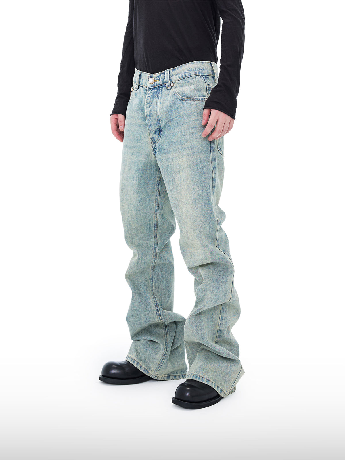 Jeans larghi impilati