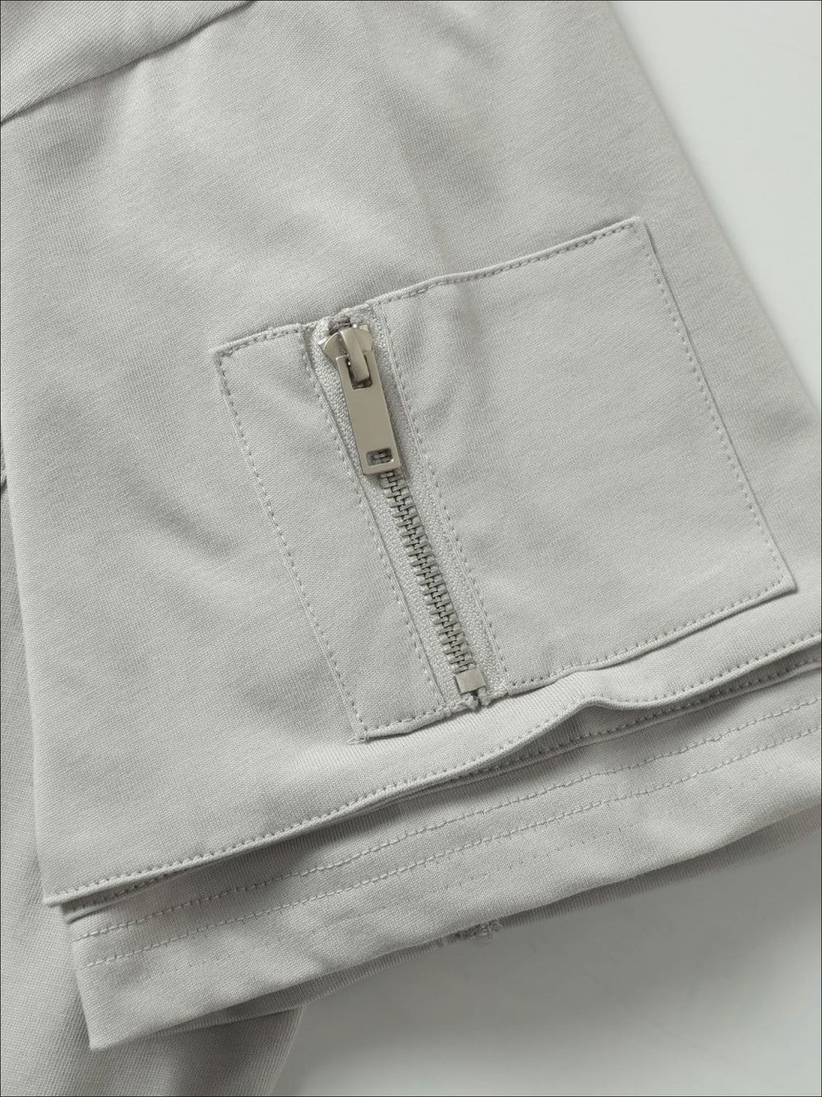 Maglietta con zip modernista