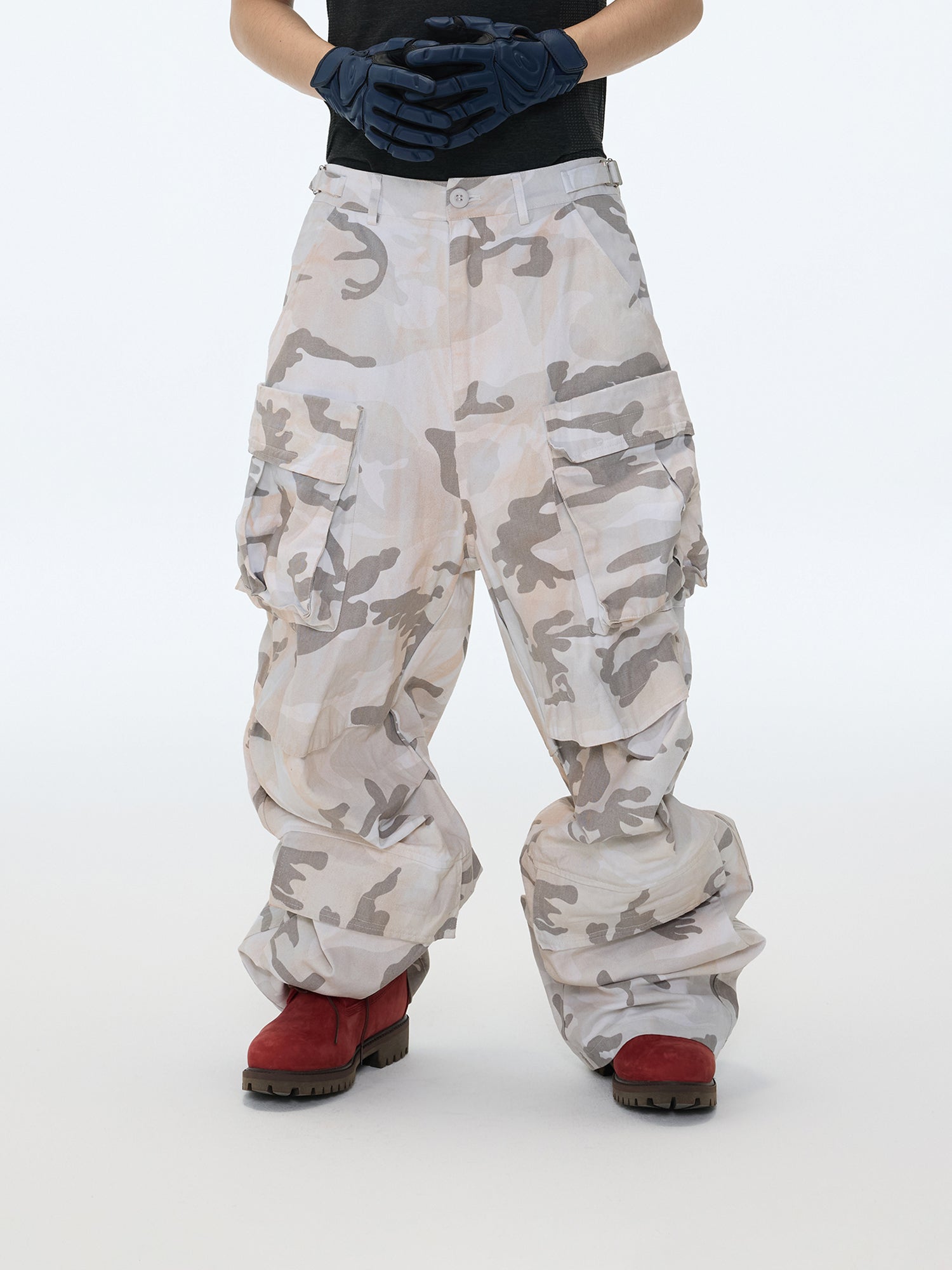 Pantaloni cargo mimetici color sabbia