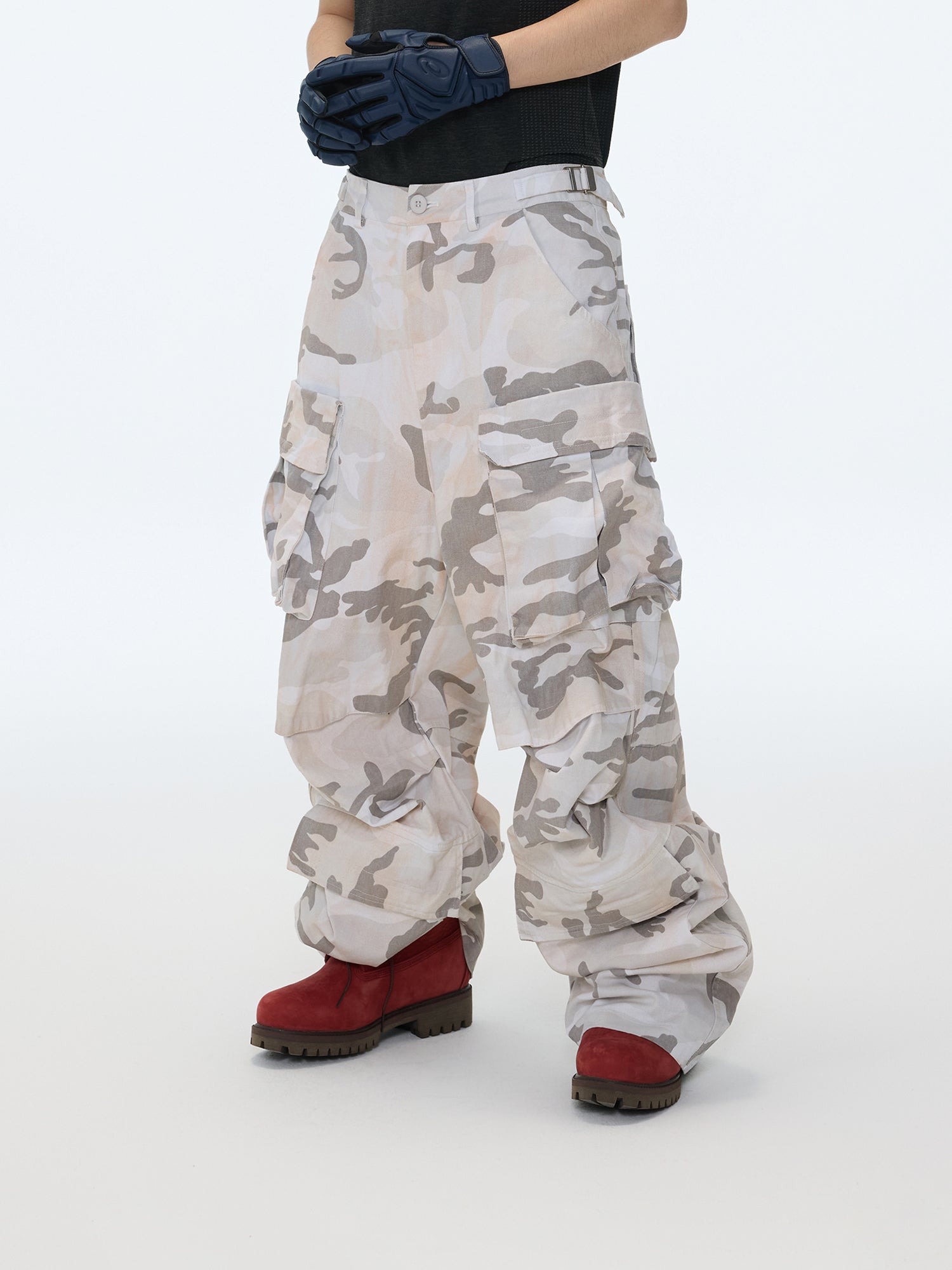 Pantaloni cargo mimetici color sabbia