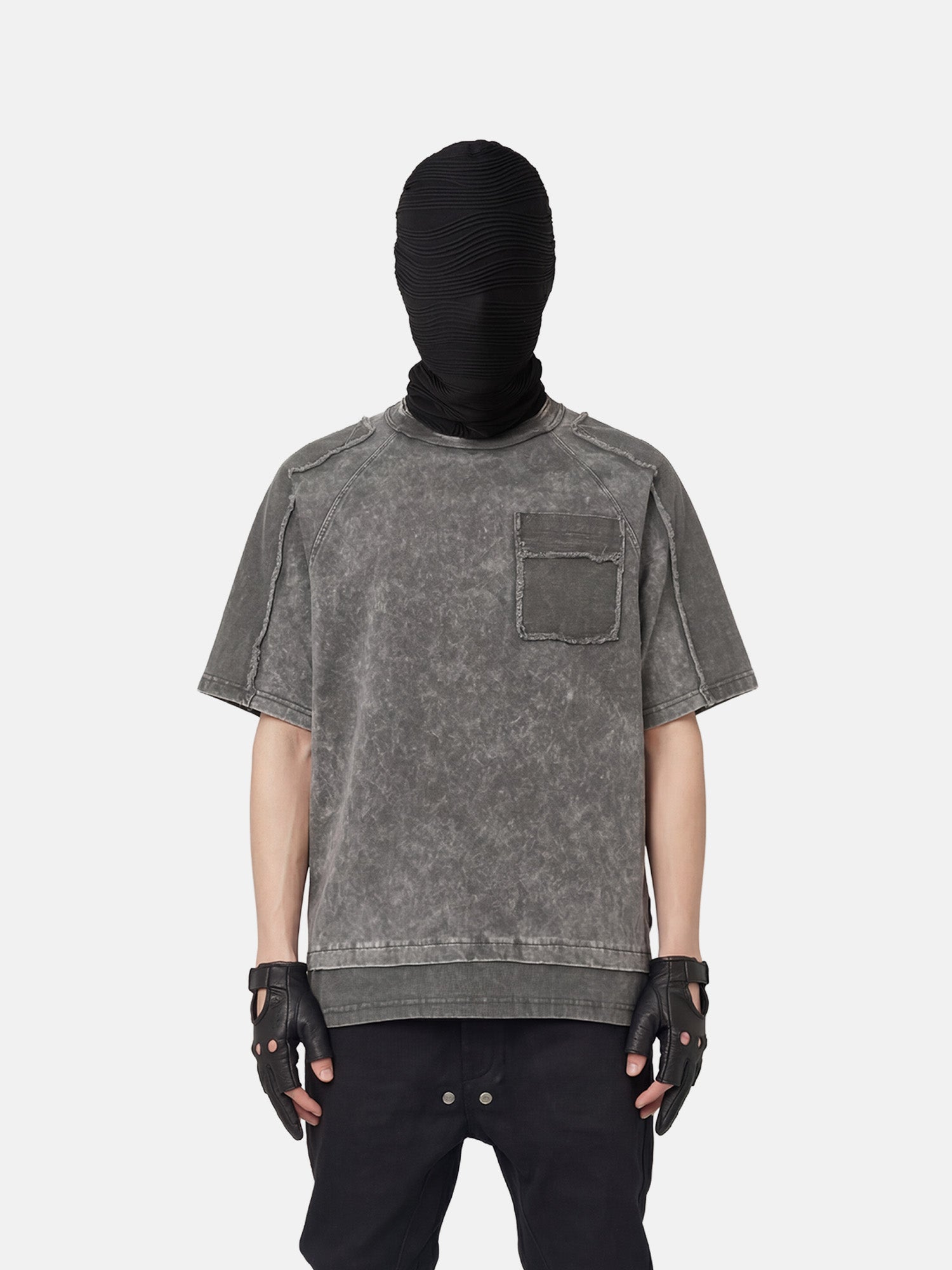 T-Shirt con Frammento di Graffito